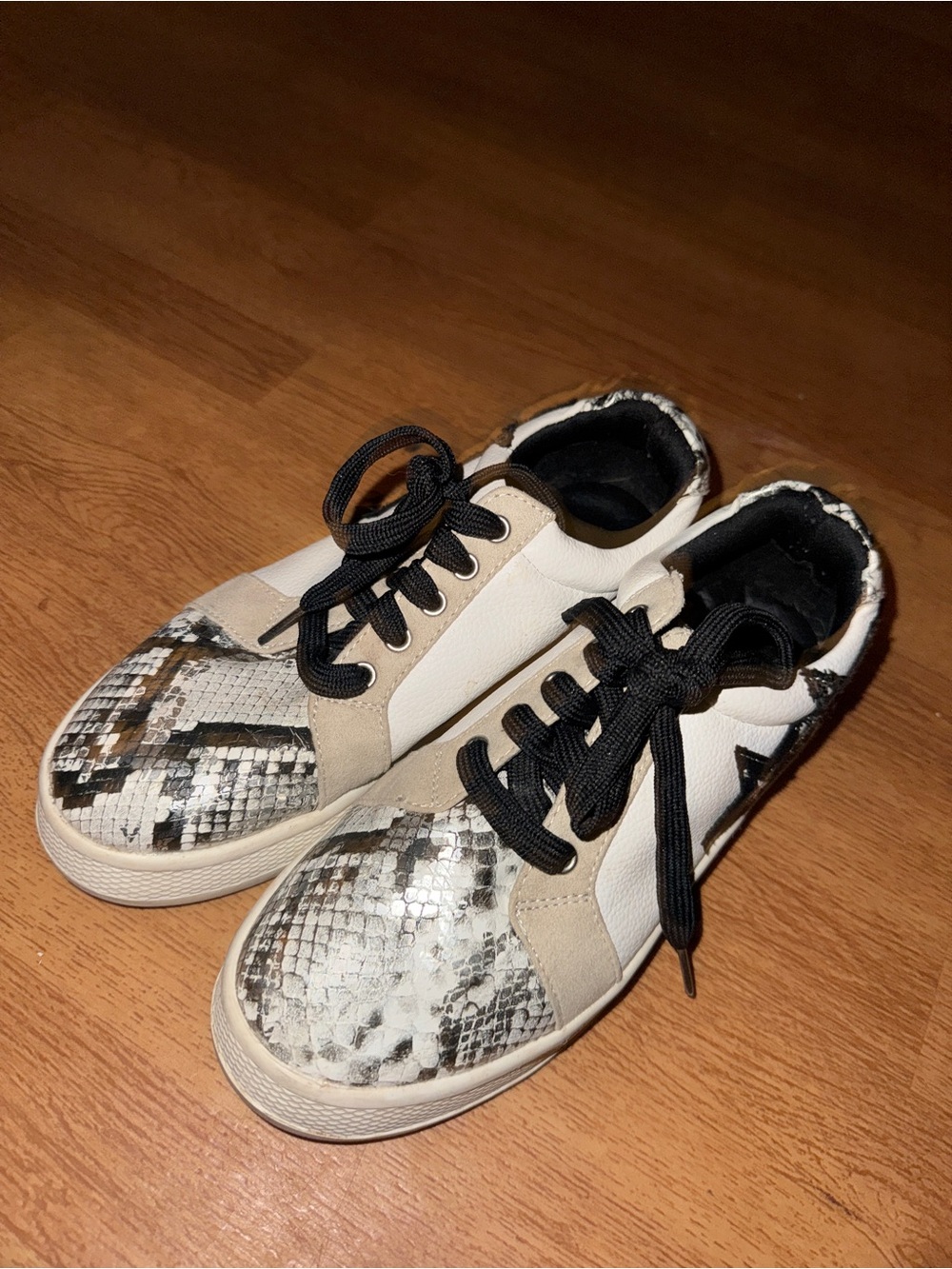 White & Black Snake-Print Casual Sneakers